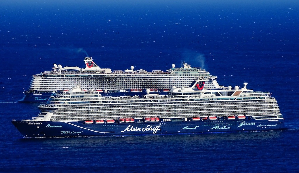 Los buques gemelos “Mein Schiff 1” y “Mein Schiff 6”, de Tui Cruises, coinciden en Funchal
