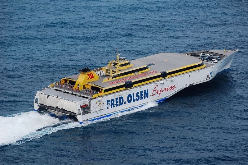 El trimarán “Benchijigua Express”, rumbo a Navantia Ferrol para su varada anual