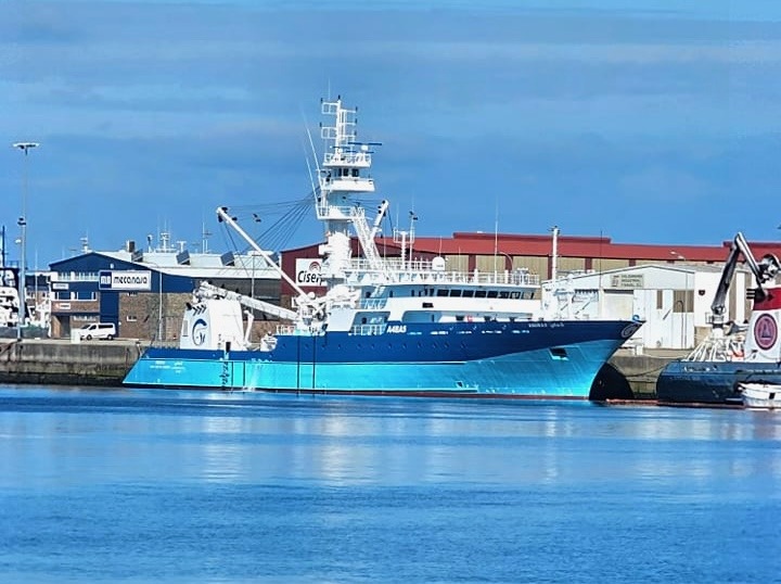 El atunero omaní “Adamas” se prepara en Vigo antes de su primer viaje al Índico