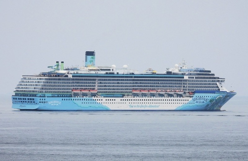 El buque “Margaritaville at Sea Islander”, ex “Costa Atlántica”, fondea en Gibraltar