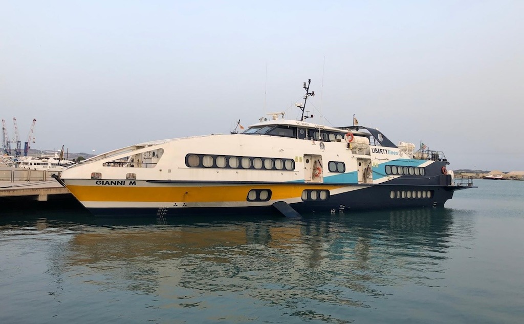 A bordo del hidro-foil italiano “Gianni M”, el mayor del mundo y un hito de Liberty Lines