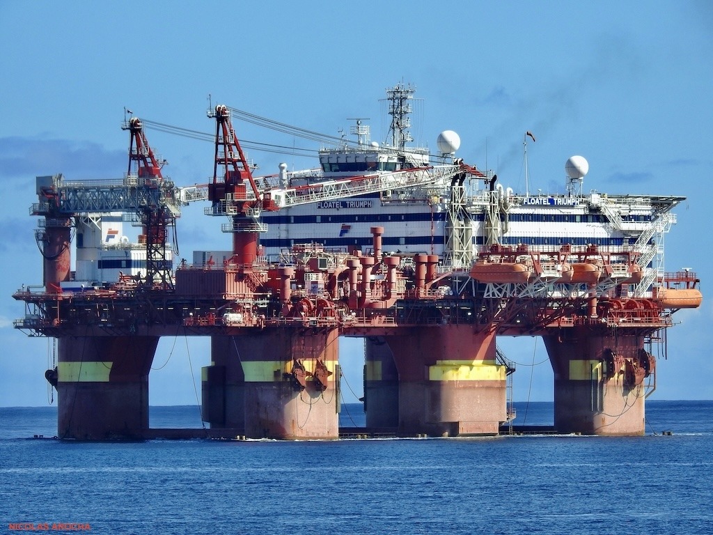 Tras acercarse a Tenerife, el flotel “Floatel Triumph” sigue viaje al puerto de Las Palmas
