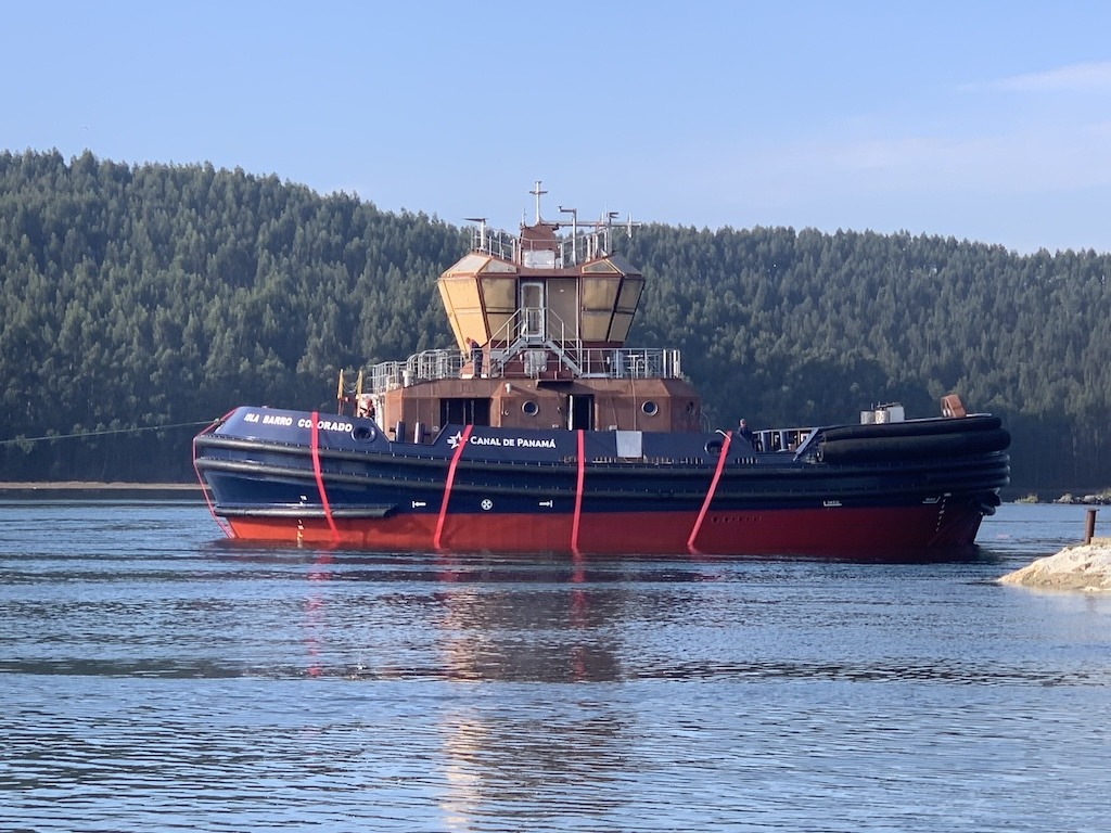 Botadura en Armón Navia del primero de 10 remolcadores para la Autoridad del Canal de Panamá