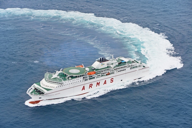 Un cabo se enreda en una hélice del ferry “Volcán de Tamadaba” al salir de Lanzarote