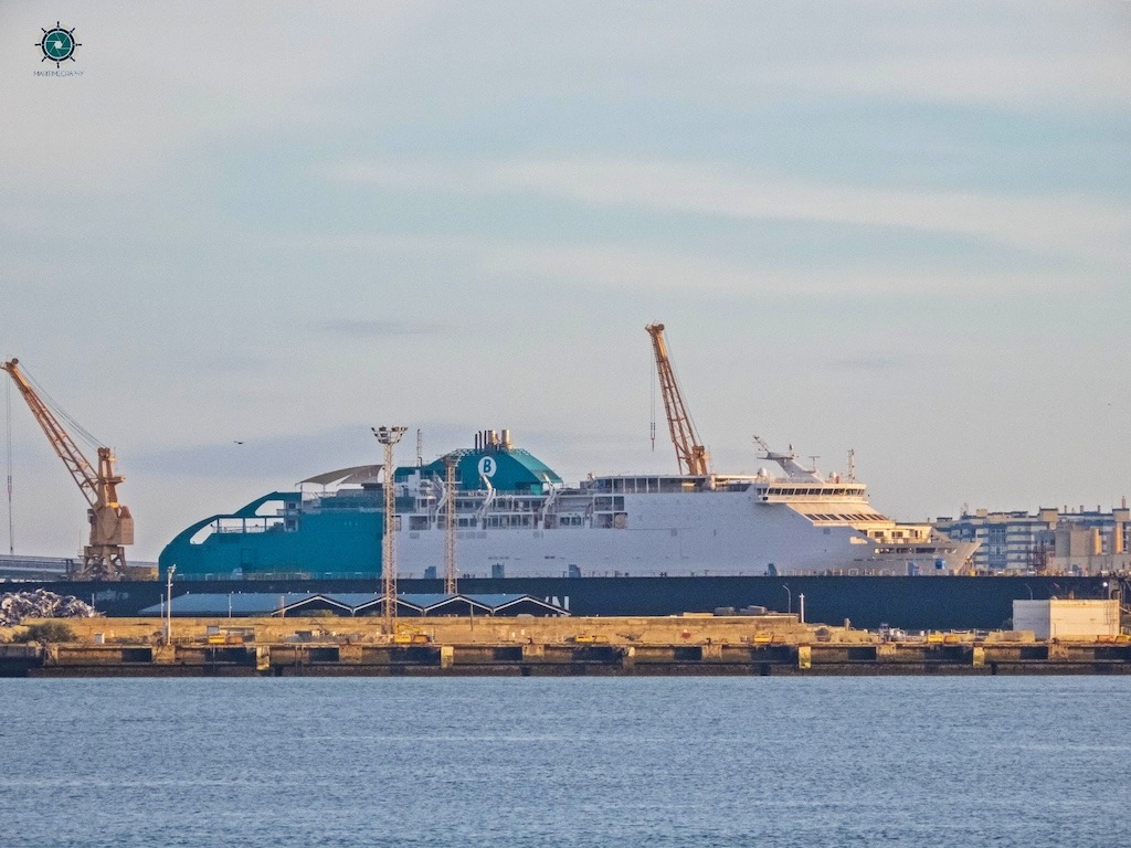 El ferry “Ciudad de Mahón”, de varada en Navantia Cádiz, repintado con la imagen de Balearia