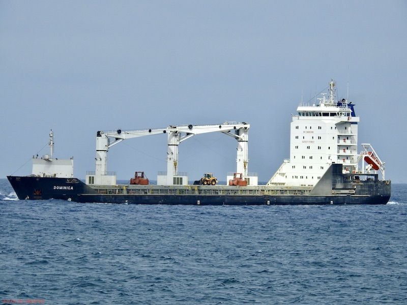 El bulkcarrier “Dominica” rescata a tres tripulantes españoles de un velero en apuros