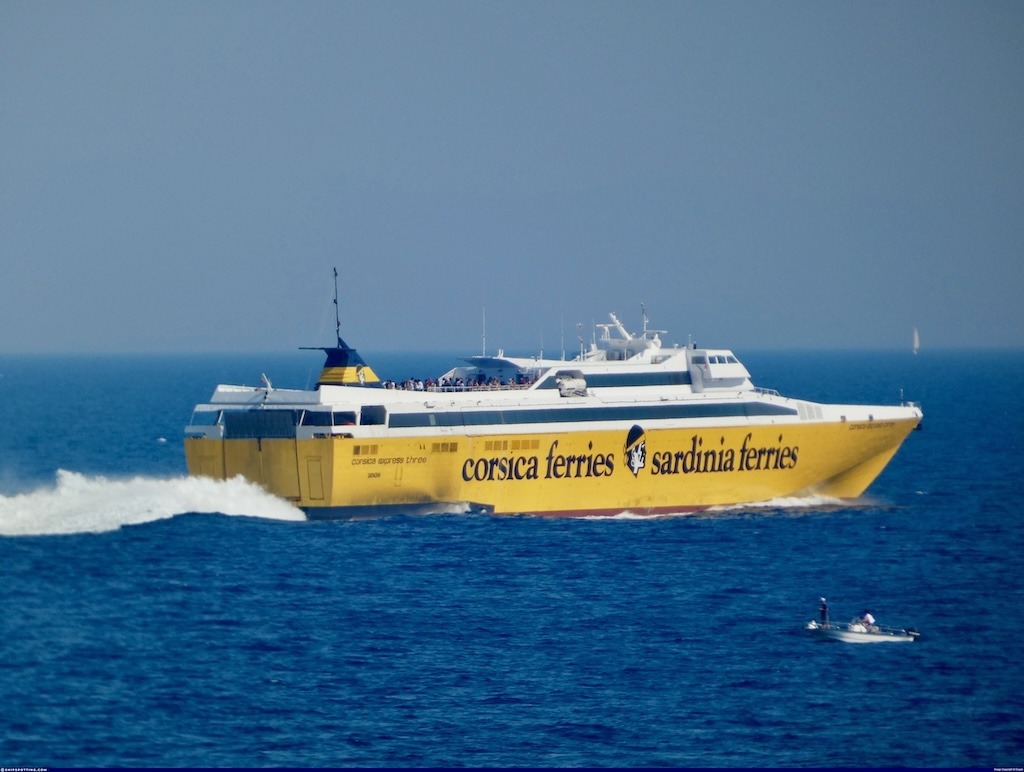 El monocasco italiano “Corsica Express Three” pasa a engrosar la flota de BluNavy