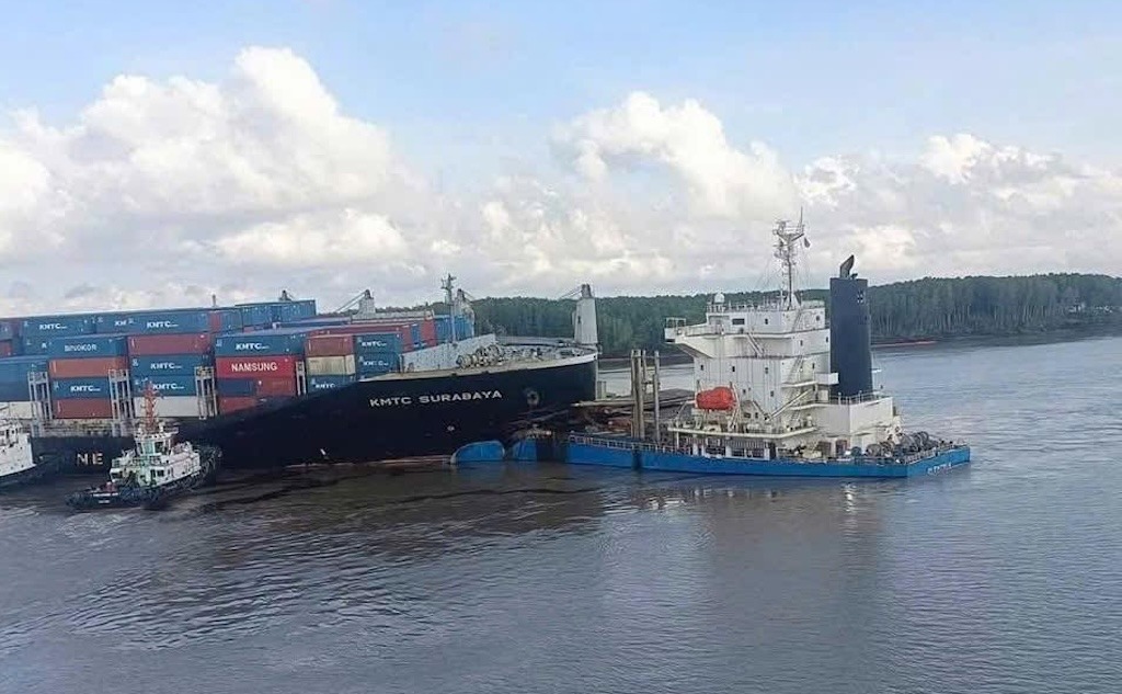 Impresionante abordaje de dos buques en un río de Vietnam, camino del puerto de Ho Chi Minh City