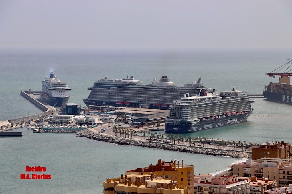 Un concierto de Robbie Williams ameniza el bautizo del buque “Mein Schiff Relax” en Málaga