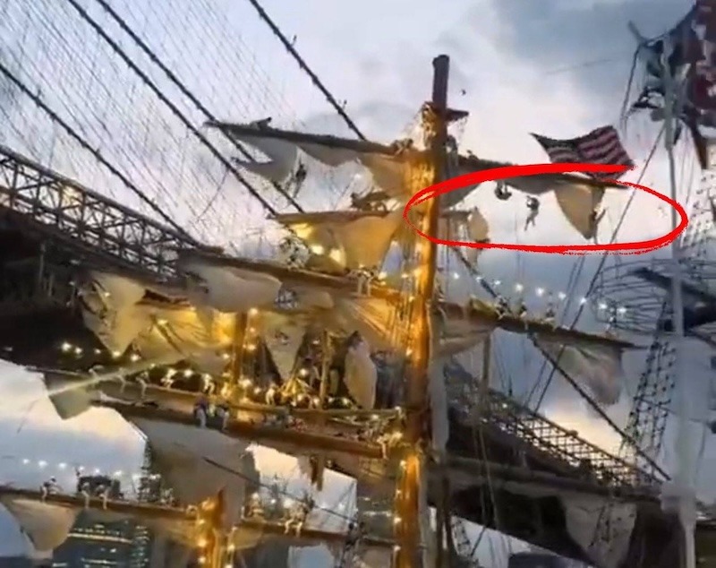 Dos muertos y 22 heridos al chocar los palos del velero “Cuauhtémoc” contra el puente de Brooklyn