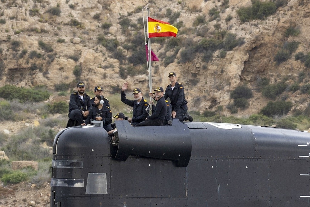 Felipe VI embarca en el submarino S 81 “Isaac Peral”