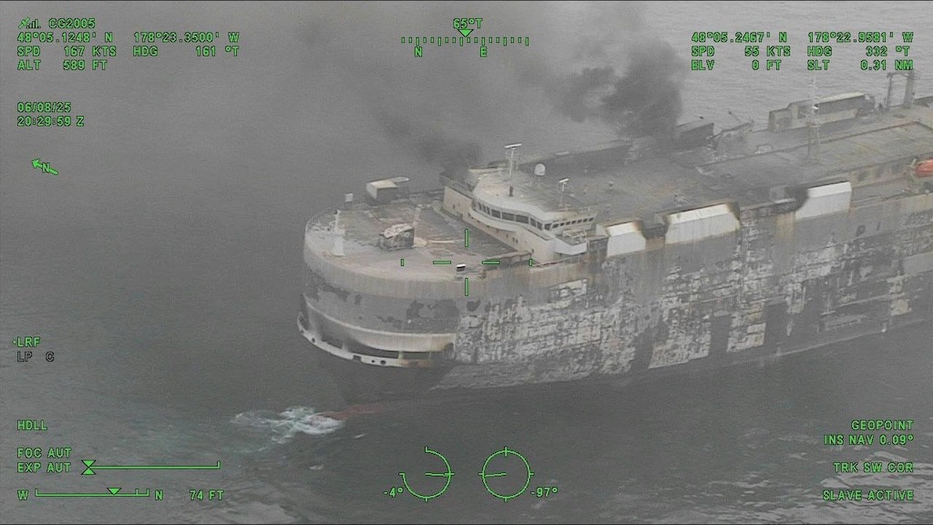 El buque PCTC liberiano “Morning Midas”, con 3.000 coches chinos calcinados, se mantiene a flote