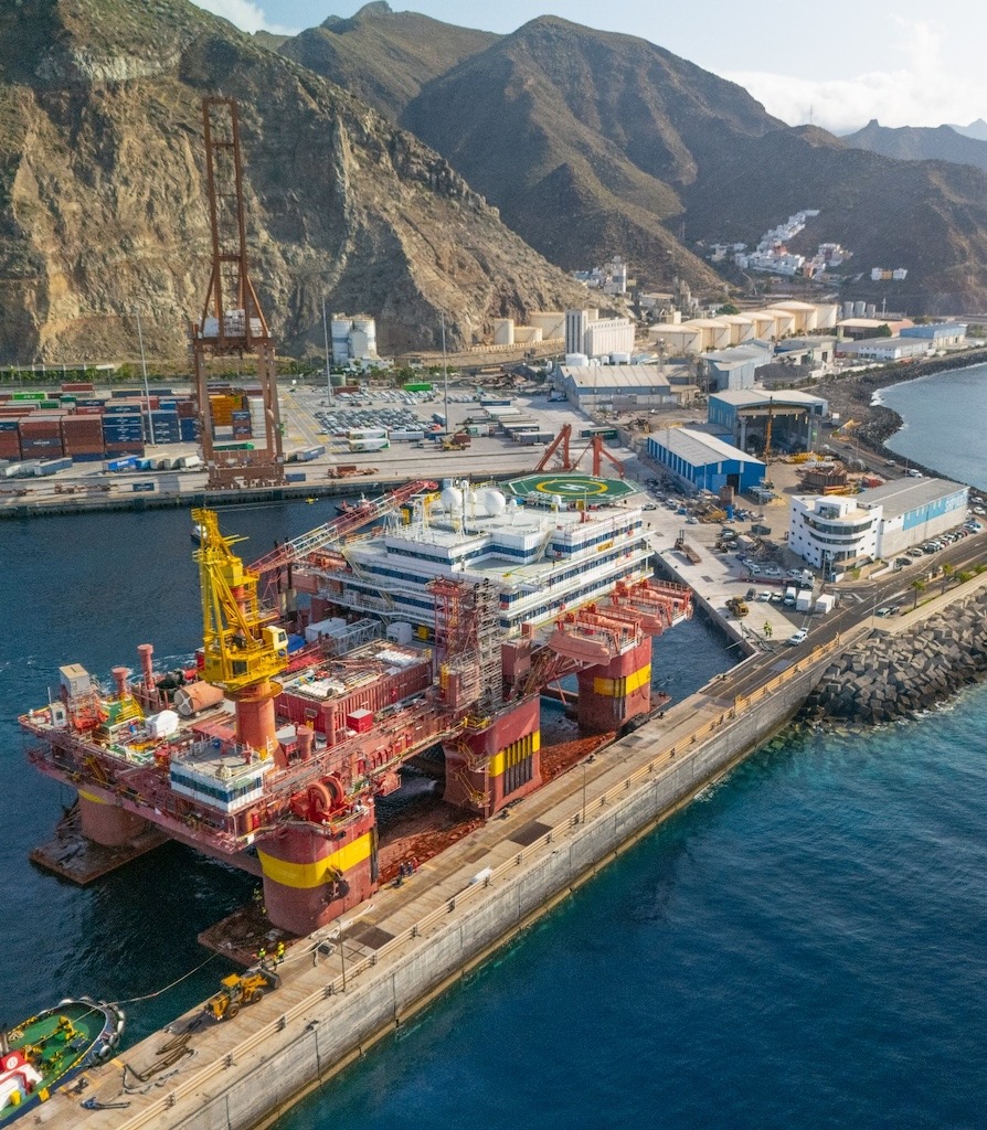 Boluda traslada de atraque el flotel “Floatel Reliance” para su reactivación por Tenerife Shipyards