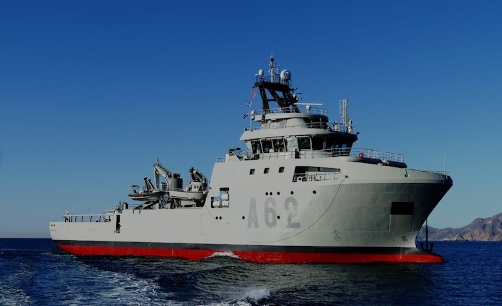 El BMP “Cartagena” se une al BMP “Carnota” en el remolque del “Mahón” como blanco naval