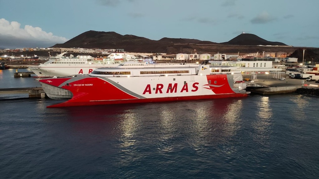 Transoceánica Canaria opta con Boluda a la compra del paquete de Naviera Armas en Canarias