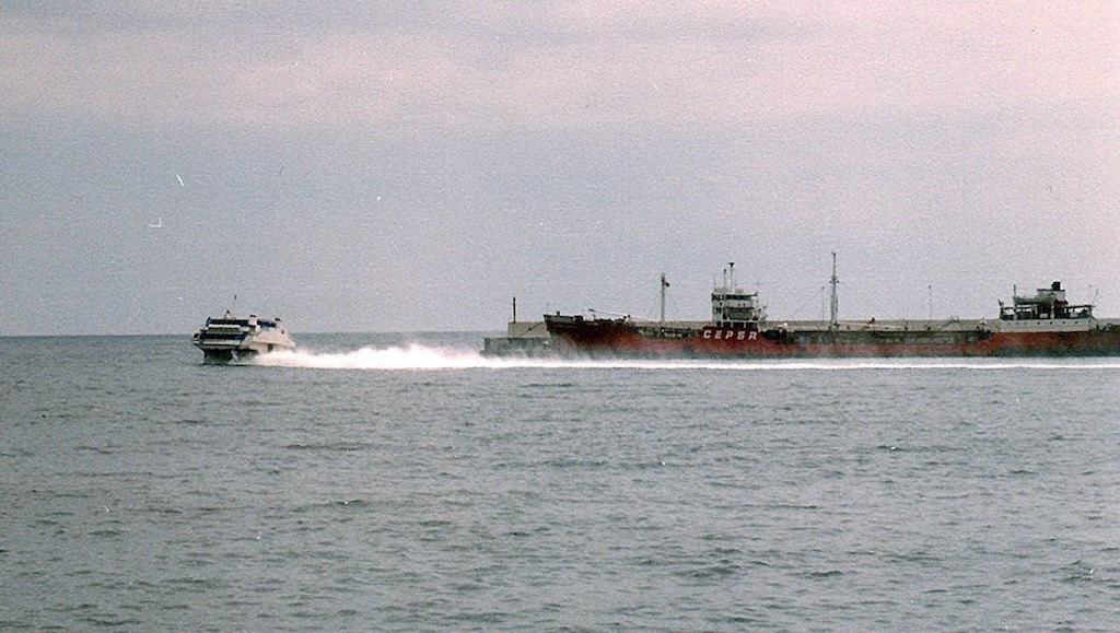 El petrolero “Ciudad Rodrigo” y el jet-foil “Princesa Voladora”, coprotagonistas del puerto tinerfeño (1981)