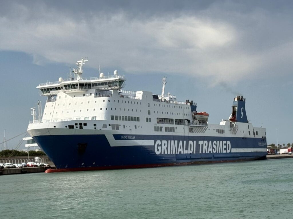 La funcionalidad nórdica se suma al ambiente veraniego a bordo del ferry “Ciudad de Sóller”