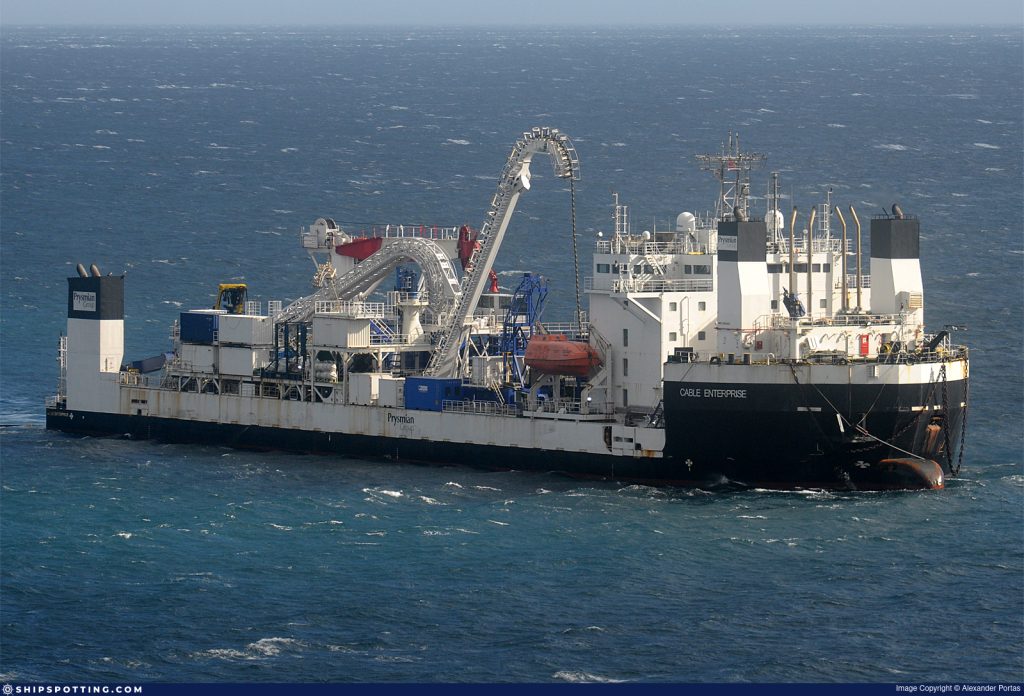 El buque “Prysmian Cable Enter” instala el cable eléctrico submarino entre Tenerife y La Gomera