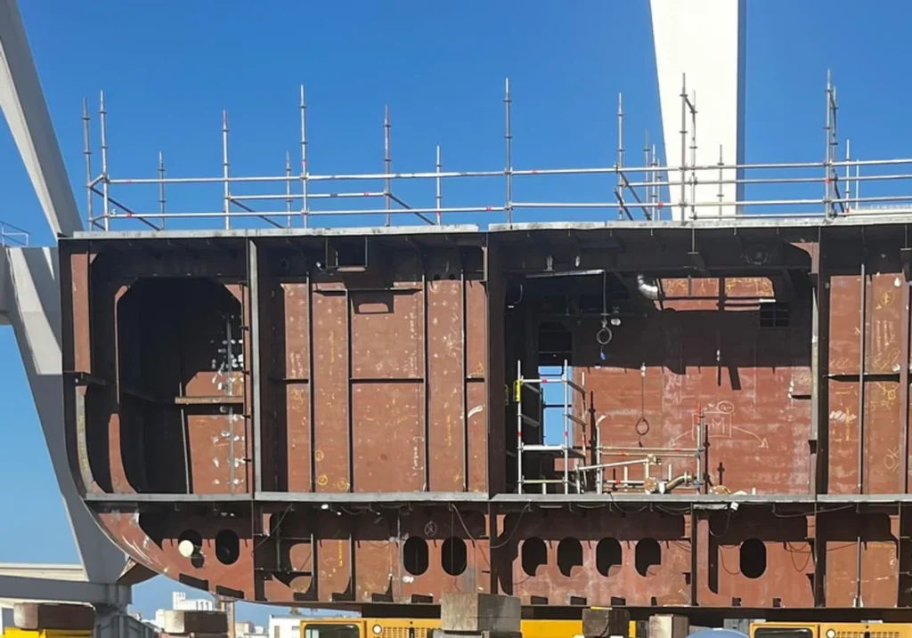 Sale de los talleres del astillero de Puerto Real el bloque de la quilla del BAM-IS “Poseidón”