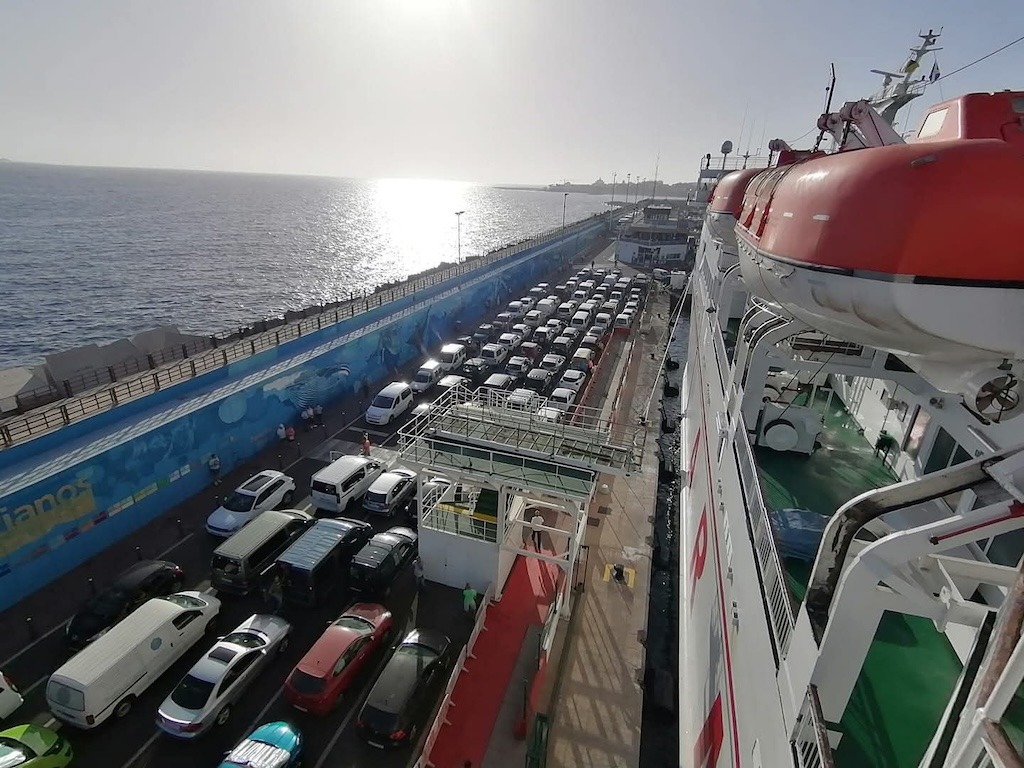 Curbelo reclama “acciones inmediatas” para resolver la situación crítica del puerto de Los Cristianos