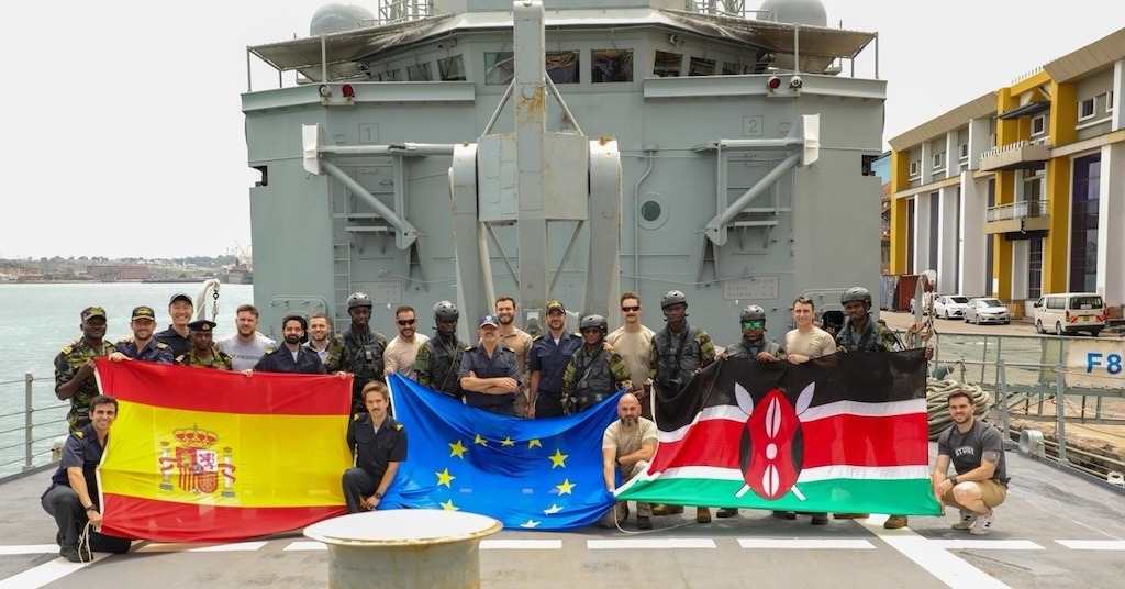 La fragata “Navarra” (F 85) comparte formación y refuerza lazos con la Marina de Kenia