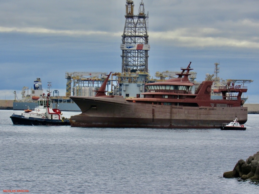 El pesquero “Sunbeam” llega remolcado a Las Palmas en su largo viaje de Vietnam a Noruega