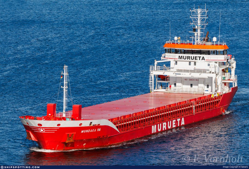 Varada del buque “Mundaka NM” en un banco de arena a la entrada del puerto de Alcudia