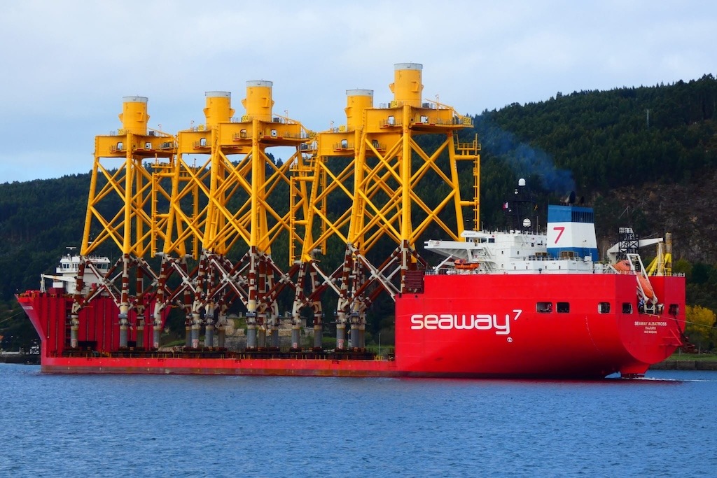 Envío de jackets de Navantia Fene a bordo de un antiguo petrolero de Knutsen construido en España