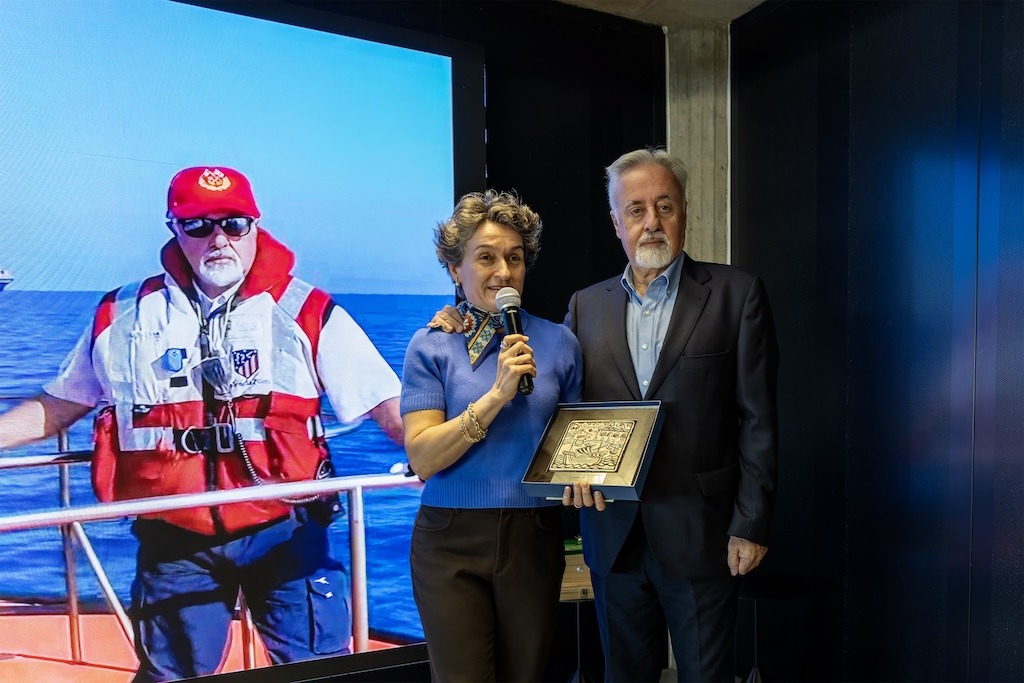 La comunidad portuaria de Valencia arropa la despedida del carismático práctico Manuel Menéndez