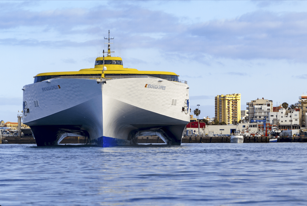 Concluye la parada técnica de dos semanas del trimarán “Benchijigua Express” en Tenerife