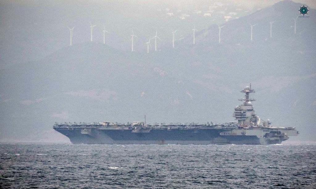 El portaaviones USS “Gerald R. Ford” cruza el Estrecho de Gibraltar con la escolta de la fragata “Numancia”