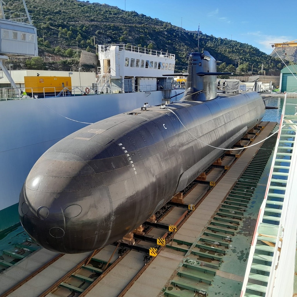Comienza la maniobra para la puesta a flote del submarino S-82 “Narciso Monturiol”