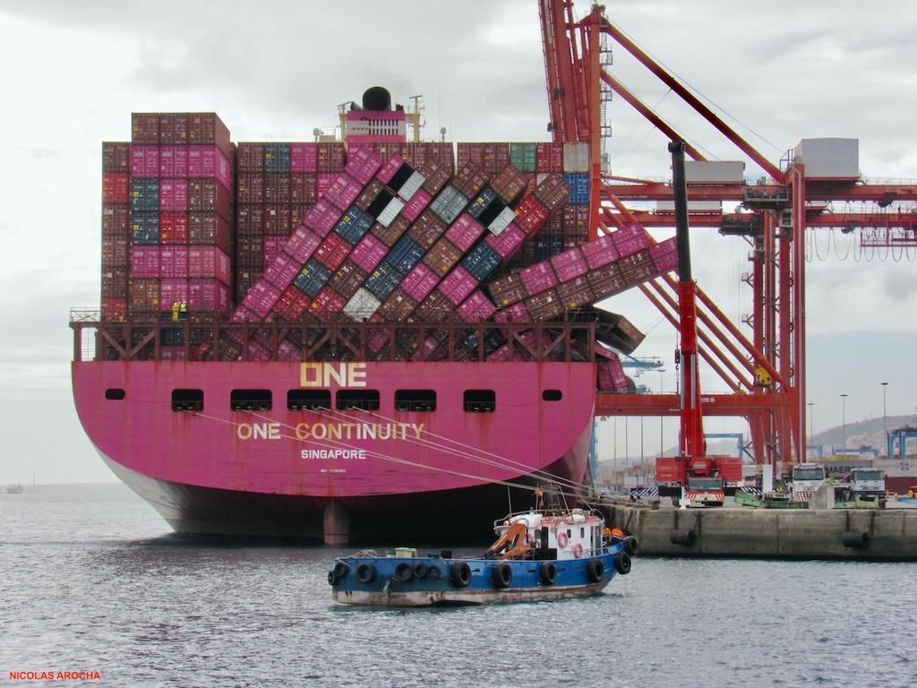 Boluda Terminals asiste la emergencia del buque “One Continuity” en el puerto de Las Palmas
