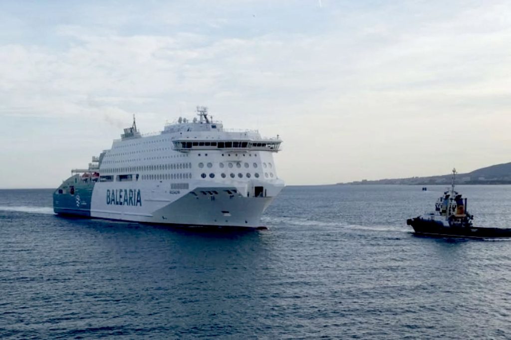 El ferry “Rusadir” atraca en Melilla después de doce horas dando vueltas y sometido por el temporal