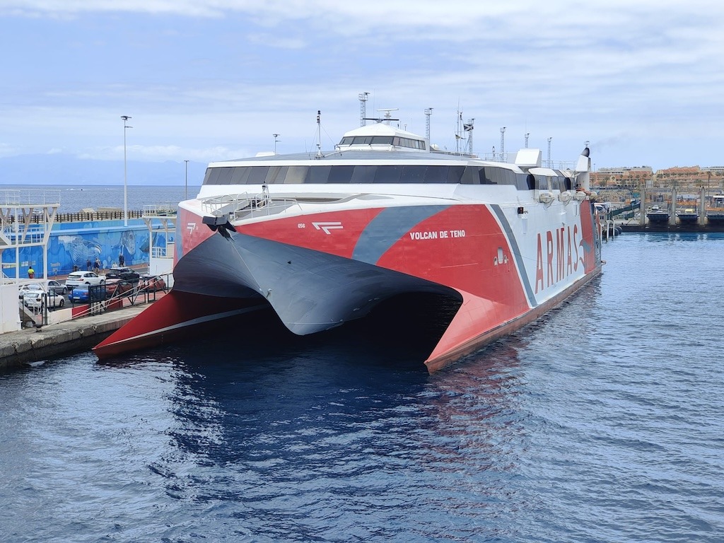 El catamarán “Volcán de Teno” arranca motores después de dos meses inmovilizado en Tenerife