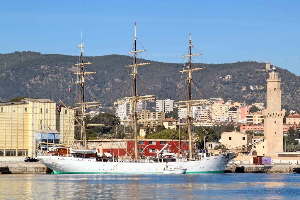 Palma acoge la gracia y la elegancia de la fragata “Danmark” y le brinda su mejor hospitalidad