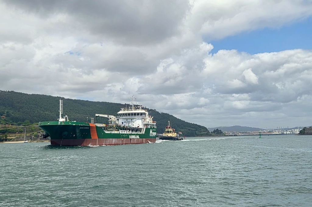 Il nuovo nave ibrido “Bahía Candela” si unisce alla flotta di MurelOil e realizza il suo primo carico a Ferrol