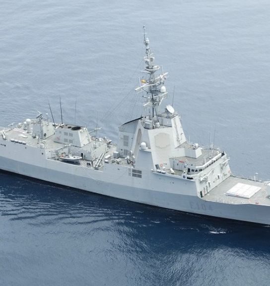 La Armada abre sus buques al público en Ferrol con motivo de la Fiesta Nacional
