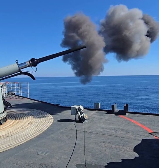 Las fragatas "Navarra" y "Cristóbal Colón" realizan un ejercicio de tiro naval junto a la fragata griega "HS Aegean"
