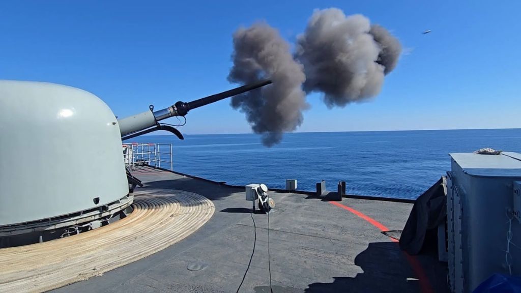 Las fragatas "Navarra" y "Cristóbal Colón" realizan un ejercicio de tiro naval junto a la fragata griega "HS Aegean"