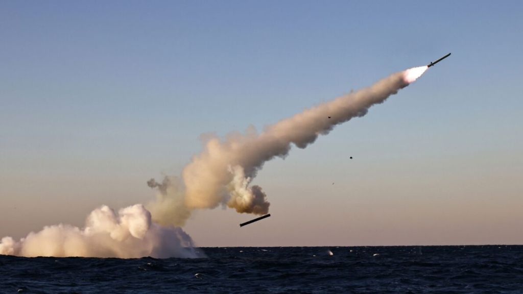 Un submarino norcoreano lanza dos tipos de misiles de crucero al mar de Japón durante una prueba militar