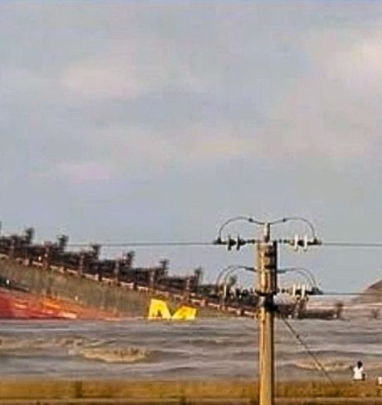 Fracasan los trabajos para reflotar el portacontenedores “MSC Silvana VIII”, que permanece parcialmente hundido