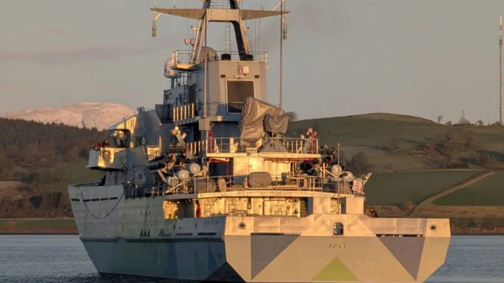 El patrullero británico "HMS Mersey" (P283) recala en Gibraltar tras la vigilancia de buques rusos en el Canal de la Mancha