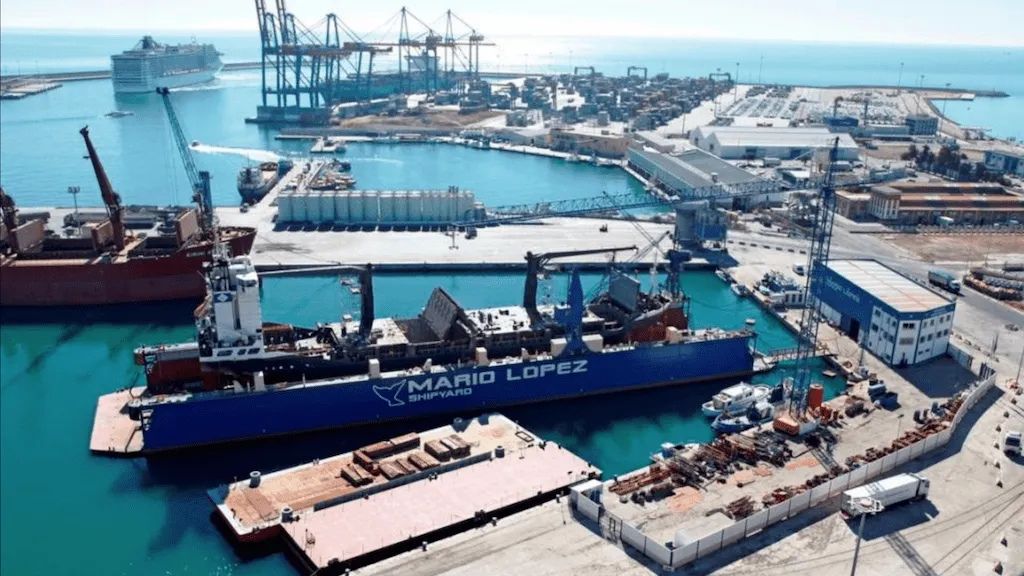 El puerto de Málaga desguaza la embarcación "Rese", último testigo material del antiguo astillero de Mario López