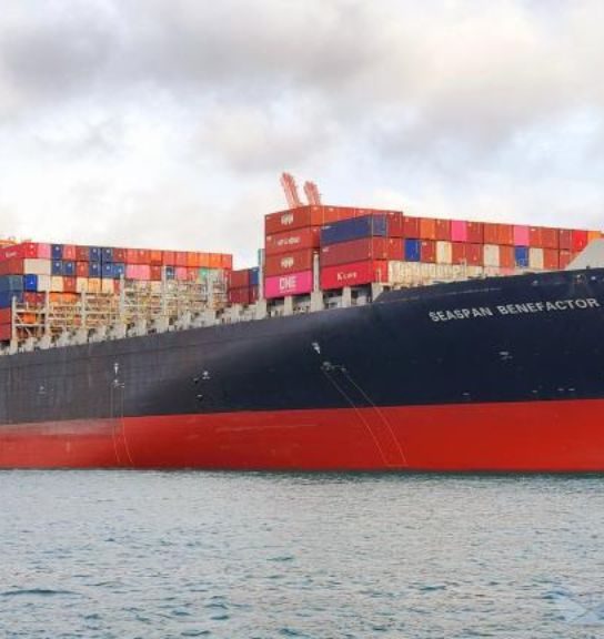 El portacontenedores “Seaspan Benefactor” paga cuatro millones de dólares para saltarse la cola del canal de Panamá