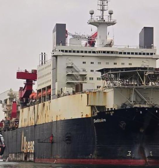 El buque offshore “Solitaire” se encuentra en Gijón preparado para recibir 13.122 toneladas de tuberías con destino al golfo de México